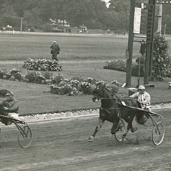 På tredjepladsen her i Wedellsborg Mindeløb 1932 ses Captain Axworthy og Julius Høybye jr. ,som sammen vandt tredjeudgaven af Müllers Memorial. De to andre heste er vinderen Le Roy (Sofus Sørensen) og Calumet Buford (Hans Hansen).