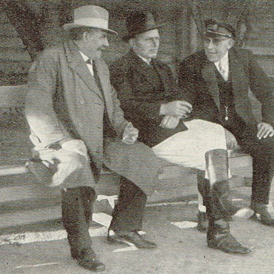 Julius Høybye fotograferet med træner N. J. Koster og slagtermester F. Wagner i forbindelse med triumfen for Wagners Hidalgo (Koster) i Dansk Trav Derby 1927.