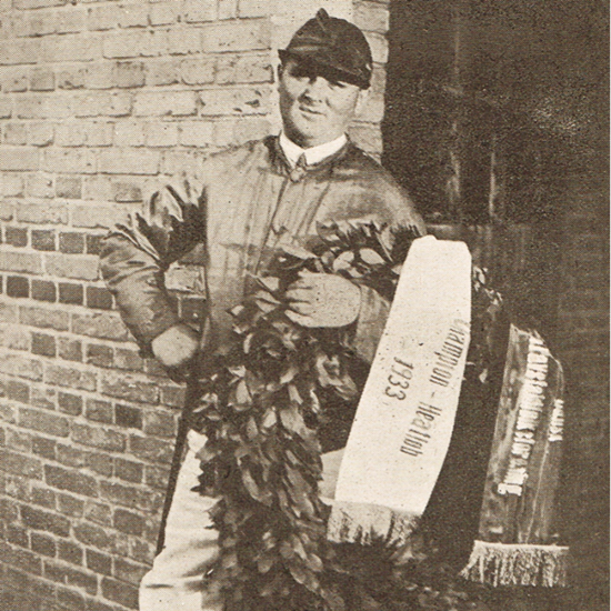 Olof Månsson med det synlige bevis på, at han havde vundet championatet på Charlottenlund Travbane i 1933.