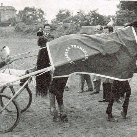 Mark Ingdam i vindercirklen efter Bambinos sejr i Dansk Trav Derby  1960.