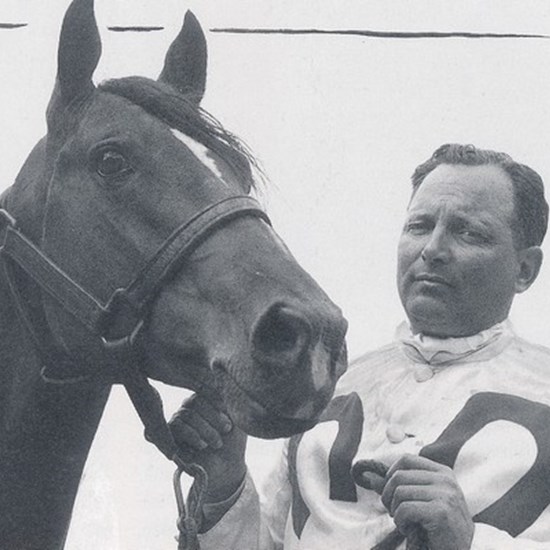Derbyvinderen Snowflake fotograferet med Mark Ingdam umiddelbart før derbyet i 1956.