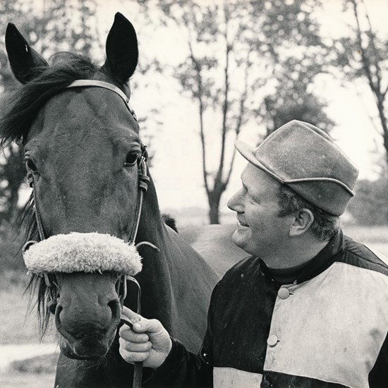 Harald Lund i selskab med derbyvinderen Osman Bogø. En hest, han betegnede som "mit livs hest".