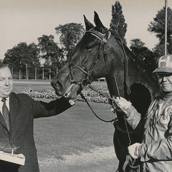 Den svenske kunsthandler Kurt Svensson købte i Danmark mange fine heste, der oftest blev kørt af sønnen Hans. En af de bedste var hoppen Karina Axworthy, der her ses efter sejr i 1970.