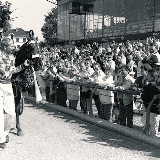 John K. og Hairos gik på æresrunde efter den overraskende sejr i Copenhagen Cup 1987. (Foto: Burt Seeger)