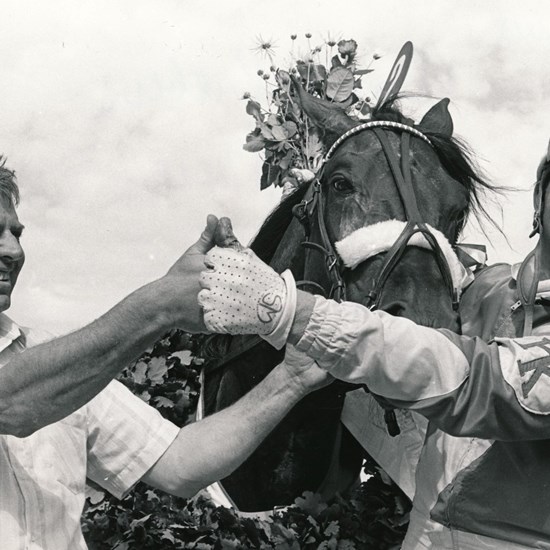 Vagn Schmidt og Preben Kjærsgaard i vindercirklen efter Handybus' sejr i Dansk Trav Kriterium 1983. Foto: Burt Seeger